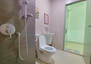 Koupelna v ubytování Airly Cybersquare Ensuite with Pool View #CS7 + 11 fotografií