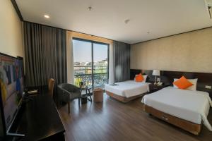 En eller flere senge i et værelse på The One Ha Long Hotel + 99 billeder