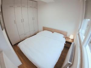 Una cama o camas en una habitación de Oleander Apartment