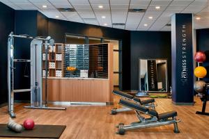 Fitness centrum a/nebo fitness zařízení v ubytování Courtyard by Marriott Minneapolis West