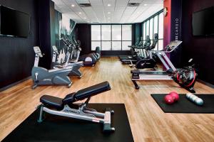Fitness centrum a/nebo fitness zařízení v ubytování Courtyard by Marriott Minneapolis West