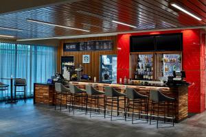 Lounge nebo bar v ubytování Courtyard by Marriott Minneapolis West