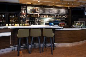 高点万怡酒店酒廊或酒吧区