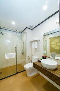 Et badeværelse på The One Ha Long Hotel