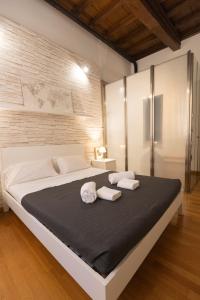 ein Schlafzimmer mit einem großen Bett, auf dem Handtücher liegen in der Unterkunft Barberini Apt close to Fontana di Trevi in Rom