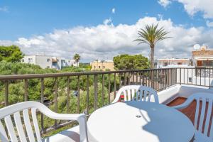 a patio with a table and chairs on a balcony at Gran Sol Family 8 in Felanitx