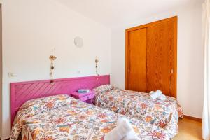 two beds sitting next to each other in a room at Gran Sol Family 8 in Felanitx