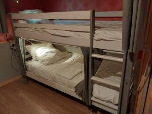 Ένα ή περισσότερα κρεβάτια σε δωμάτιο στο dortoir maricourt