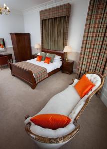 Tempat tidur dalam kamar di Cressfield Country House Hotel