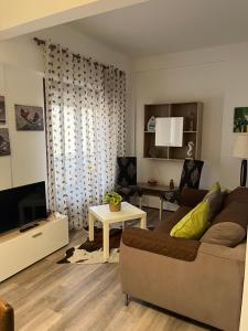 un soggiorno con un divano e una televisione di Apartamento Sado a Setúbal