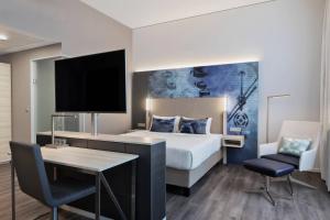 TV a/nebo společenská místnost v ubytování Courtyard by Marriott Munich Garching