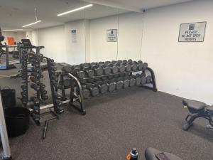 Manhattan Luxe Views L14 Pool Spa Gym 1BR 1 Bath 1 Secure Parking Central City的健身中心和/或健身设施