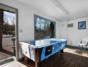Rustic Cabin in Smoky Mountain内部或周边的乒乓球设施