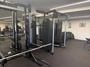 Manhattan Luxe Views L14 Pool Spa Gym 1BR 1 Bath 1 Secure Parking Central City的健身中心和/或健身设施