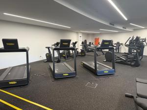 Manhattan Luxe Views L14 Pool Spa Gym 1BR 1 Bath 1 Secure Parking Central City的健身中心和/或健身设施