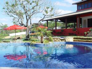 uma piscina em frente a uma casa em Pousada Rural Paraíso em Águas de São Pedro