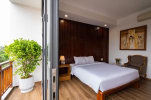 Postel nebo postele na pokoji v ubytování Palm Riverside Boutique