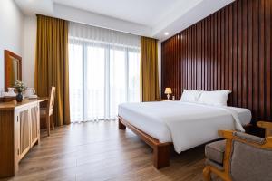 Postel nebo postele na pokoji v ubytování Palm Riverside Boutique