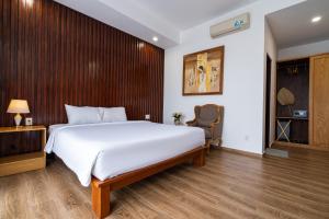 Postel nebo postele na pokoji v ubytování Palm Riverside Boutique