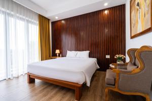 Postel nebo postele na pokoji v ubytování Palm Riverside Boutique