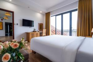 Postel nebo postele na pokoji v ubytování Palm Riverside Boutique