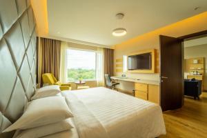 Postel nebo postele na pokoji v ubytování Courtyard by Marriott Madurai