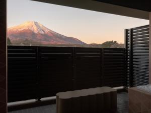 d'un balcon offrant une vue sur une montagne enneigée. dans l'établissement Mt Fuji View and Private Sauna Ryokan Shizuku, à Yamanakako 80 autres photos