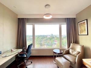 Posezení v ubytování Courtyard by Marriott Madurai