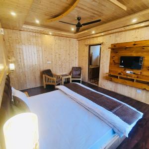 Televiisor ja/või meelelahutuskeskus majutusasutuses Ekaant Stays - Manali