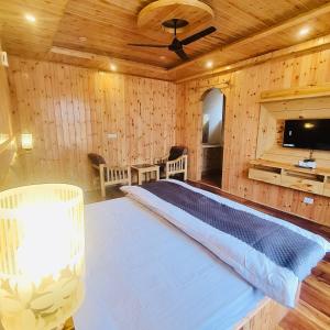Televiisor ja/või meelelahutuskeskus majutusasutuses Ekaant Stays - Manali