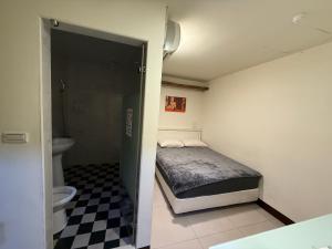 A bed or beds in a room at Peacock hotel