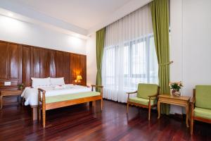 Postel nebo postele na pokoji v ubytování Palm Riverside Boutique