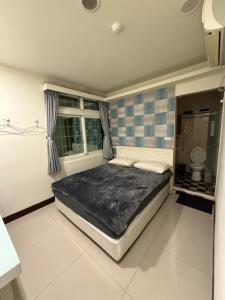 A bed or beds in a room at Peacock hotel