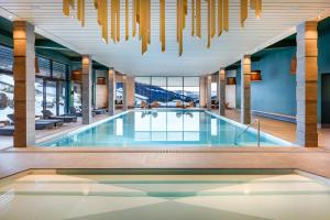 Bazén v ubytování Hotel Sport Klosters nebo v jeho okolí