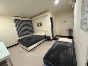 A bed or beds in a room at Peacock hotel