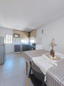 una cocina con mesa y mantel. en Casa en Santa Elena, en Playa Dorada