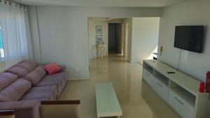 Μια τηλεόραση ή/και κέντρο ψυχαγωγίας στο Apartamento alto padrão no 17º andar com 3 quartos TOP