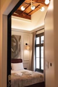 Postel nebo postele na pokoji v ubytování Airy Athens Suites