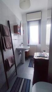 Un baño pequeño con lavabo y ventana. en Holiday Home Bergamo 1, en Bérgamo