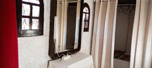 une salle de bain avec un miroir et un lavabo dans l'établissement Phedra's House Spata- Artemida, à Artemi 41 autres photos