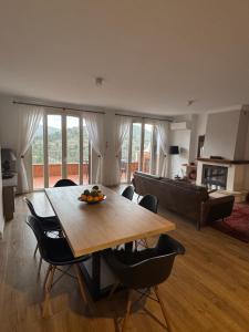 salon z drewnianym stołem i krzesłami w obiekcie Casa con increíbles vistas a las montañas y al mar w mieście Frigiliana