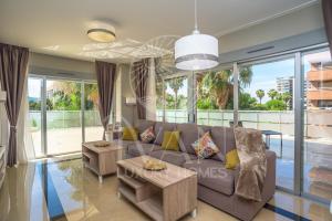 ein Wohnzimmer mit Sofa und Tisch in der Unterkunft Casa Big Ivan Luxury Homes 1ªPlta Norte 1ªLínea in Oropesa del Mar + 42 Fotos