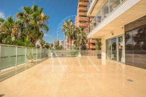 ein großer Balkon eines Gebäudes mit Palmen in der Unterkunft Casa Big Ivan Luxury Homes 1ªPlta Norte 1ªLínea in Oropesa del Mar