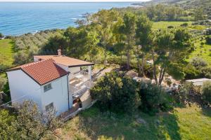 an aerial view of a house with the ocean in the background at Casa Mulas in Tertenìa