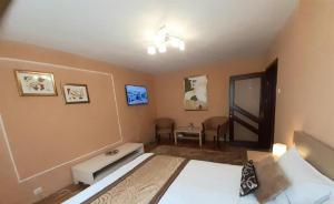 a bedroom with a bed and a table in it at Apartament Central in Piatra Neamţ