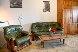 Posezení v ubytování Manon - Beach by foot Terrace with sea view