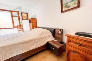 Postel nebo postele na pokoji v ubytování Manon - Beach by foot Terrace with sea view