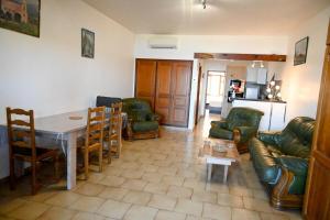 Posezení v ubytování Manon - Beach by foot Terrace with sea view