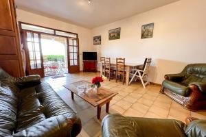 Posezení v ubytování Manon - Beach by foot Terrace with sea view