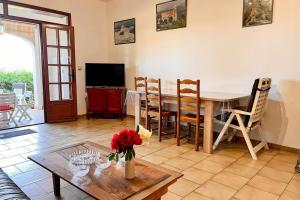 TV a/nebo společenská místnost v ubytování Manon - Beach by foot Terrace with sea view + 20 fotografií